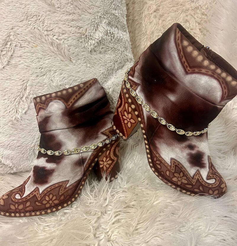 |Cowgirl Couture 🤠| Price: $450 Size: 24" x 36" Availability: Available ORDER